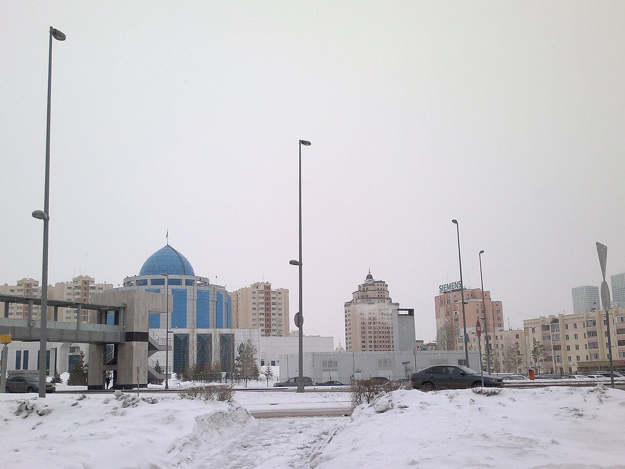 Заснеженная площадь в Астане