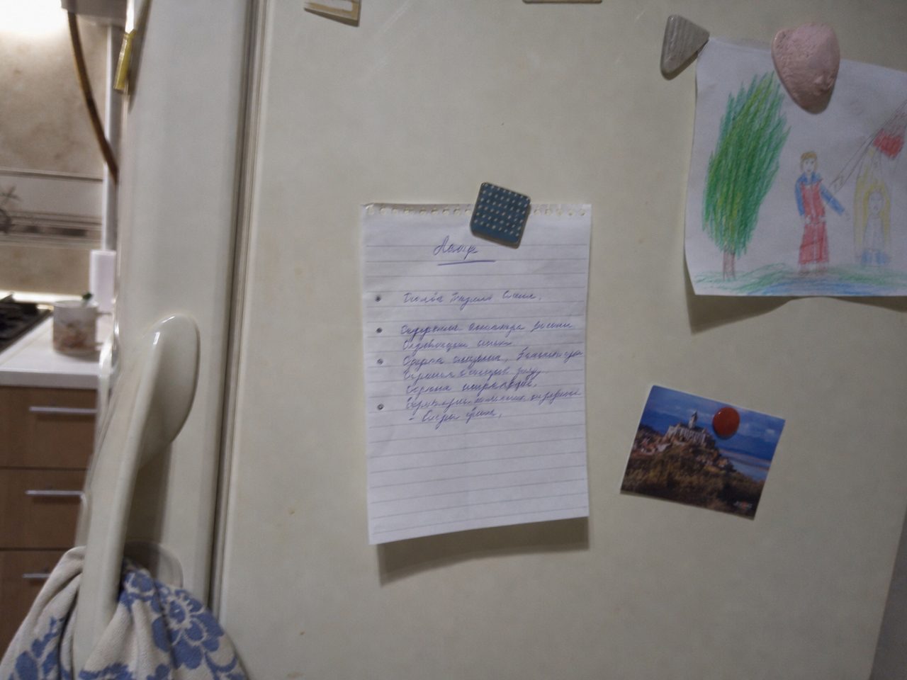 Лист с делами на завтра под магнитом на дверце холодильника