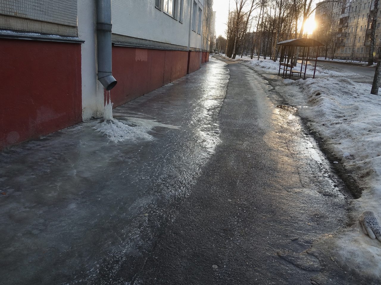 Как не упасть в гололёд и что делать, если ноги уже уехали