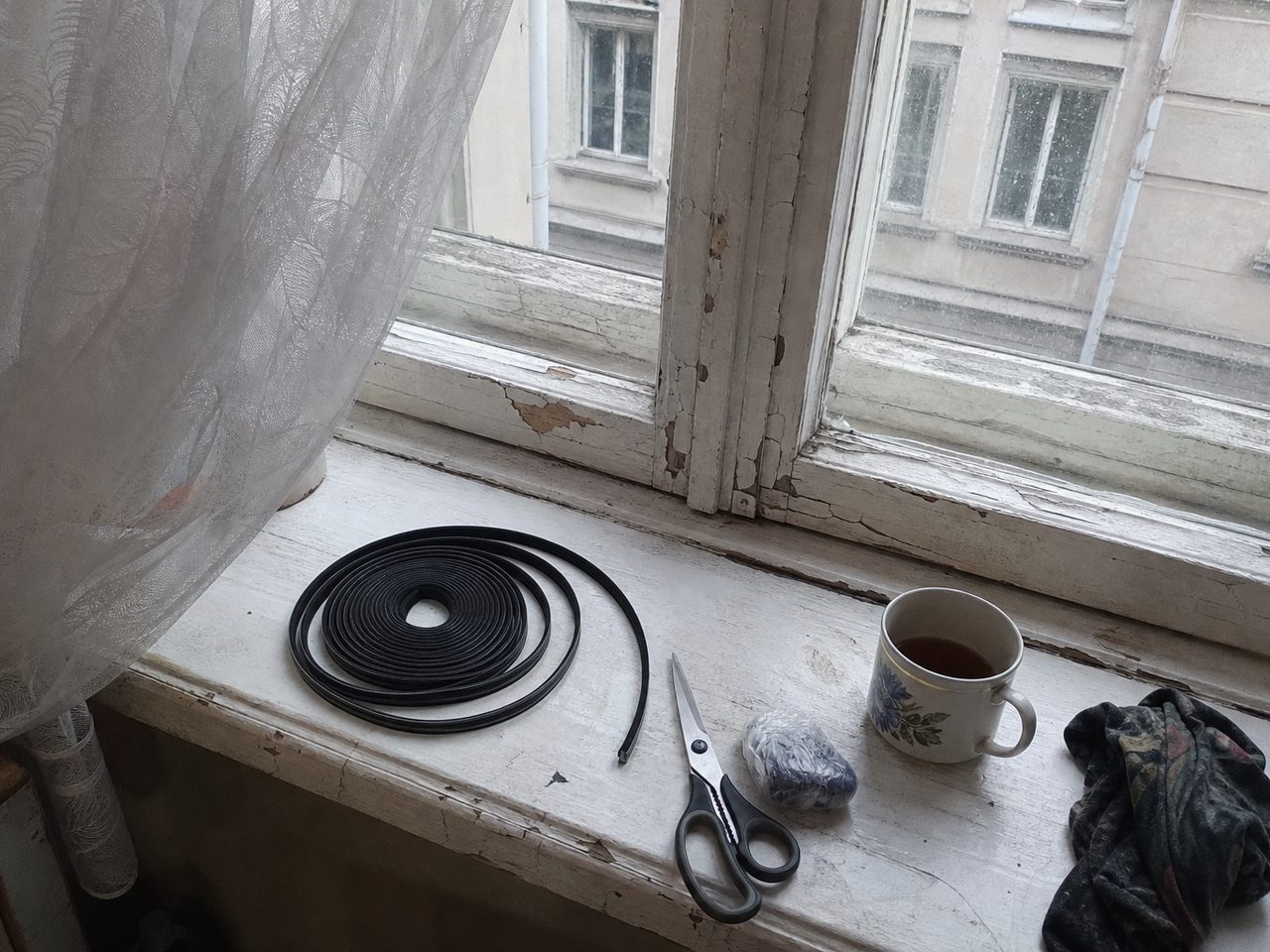 Как утеплить окна на зиму, если рамы не твои